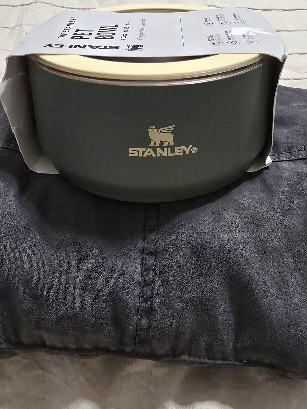 Stanley Pet Bowl in Green and Cream